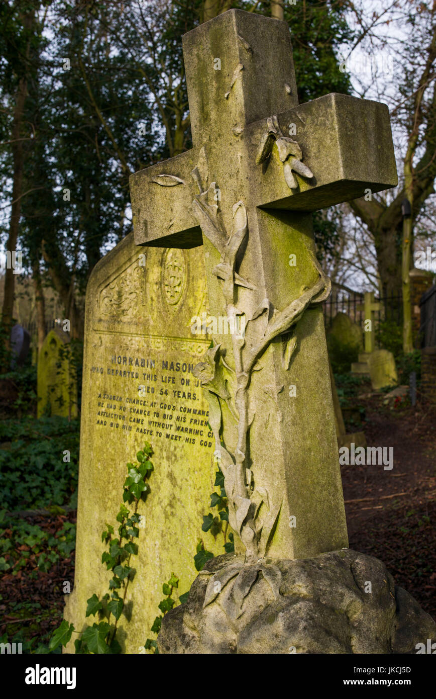 L'Angleterre, Londres, Highgate, le Cimetière de Highgate, croix de sépulture Banque D'Images