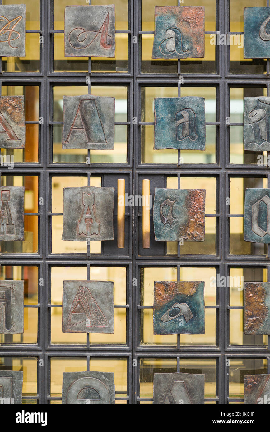 Allemagne, Berlin, Nikolaiviertel, alphabet portes à la bibliothèque de la ville de Berlin Banque D'Images