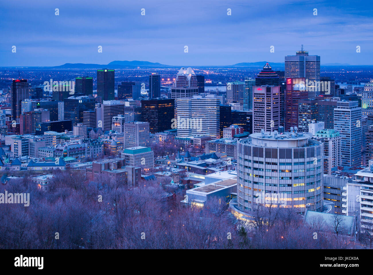 Canada, Québec, Montréal, Oratoire de Saint Joseph, vue sur la ville de Mount Royal Park, dusk Banque D'Images