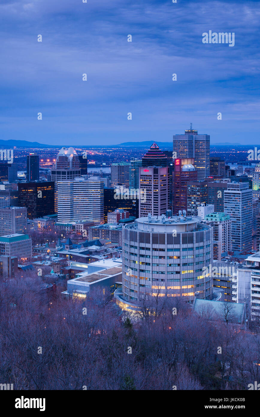 Canada, Québec, Montréal, Oratoire de Saint Joseph, vue sur la ville de Mount Royal Park, dusk Banque D'Images