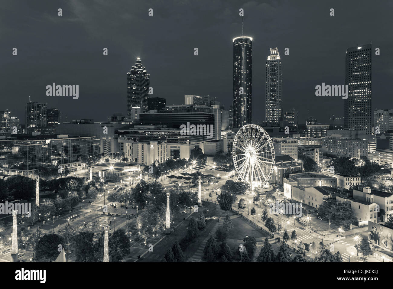 USA, Atlanta, Georgie, Centenial Parc olympique, une vue sur la ville avec grande roue, crépuscule Banque D'Images