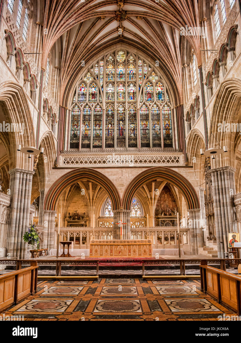 24 Juin 2017 : Exeter, Devon, UK - l'autel et à l'est de la fenêtre Cathédrale d'Exeter, Devon, Angleterre, vu de la chorale. Banque D'Images