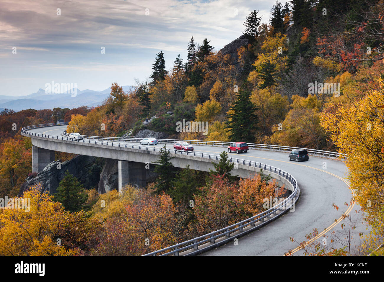 USA, North Carolina, Linville, Linn Cove Viaduct qui fait le tour de la Grandfather Mountain sur le Blue Ridge Parkway, automne Banque D'Images