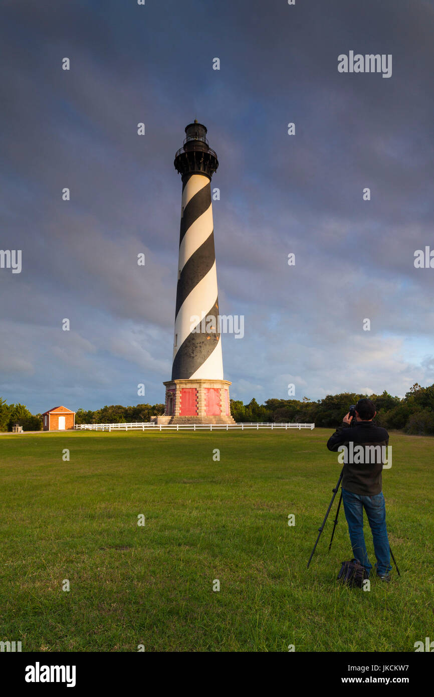 USA, Caroline du Nord, Cape Hatteras National Saeshore, Buxton, Cape Hatteras Lighthouse, b. 1870, la brique la plus haute structure dans le nous, avec le photographe, NR Banque D'Images