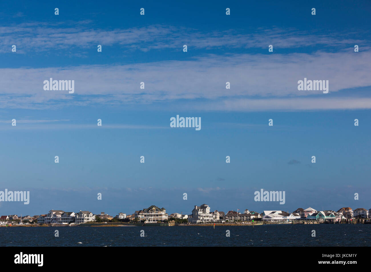 USA, Caroline du Nord, Cape Hatteras National Saeshore, Ferry de Ocracoke Island à Hatteras Island, Hatteras Vue sur Ville Banque D'Images