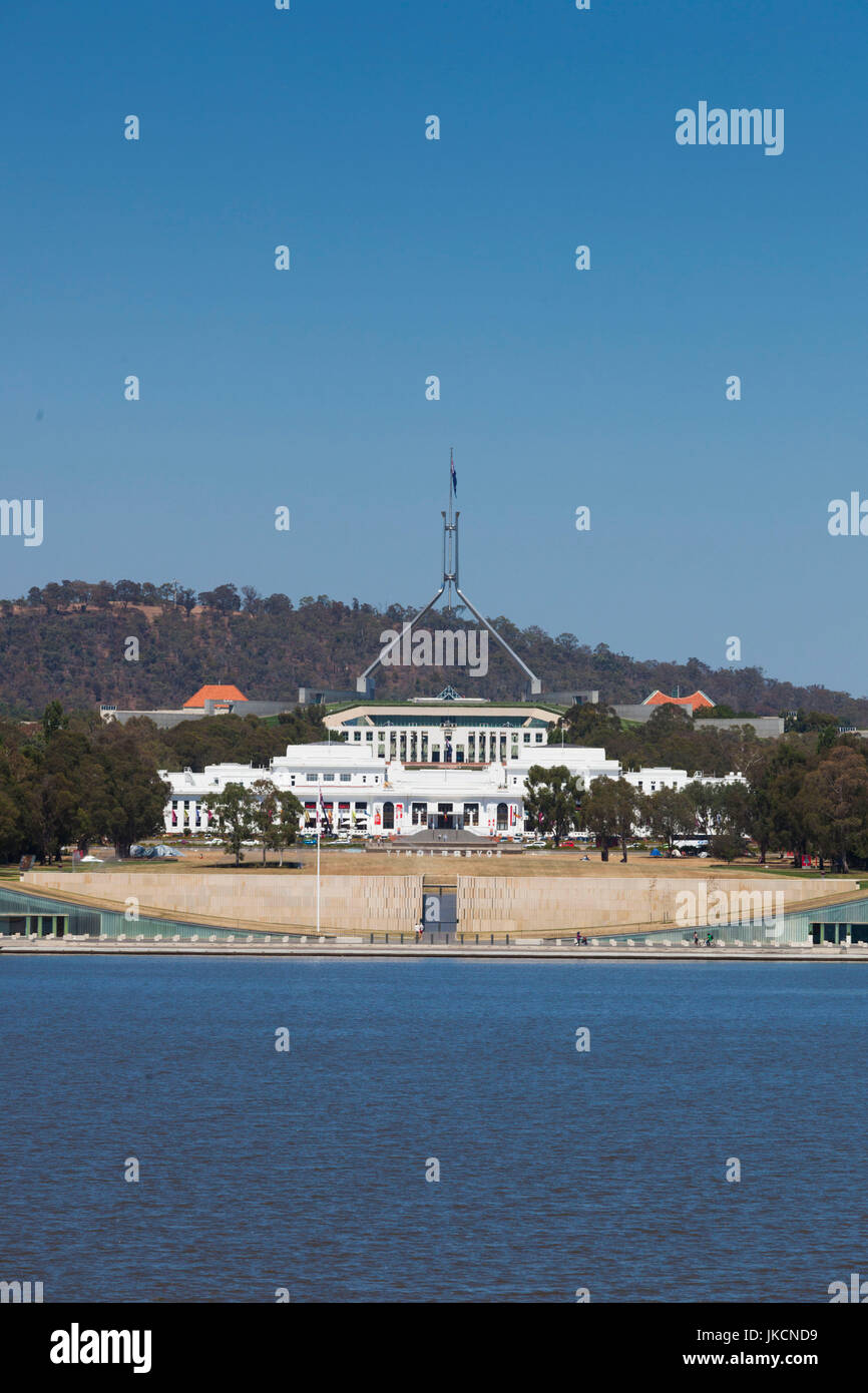 L'Australie, Territoire de la capitale australienne, Canberra, ACT, La Maison du Parlement du lac Burley Griffin, jour Banque D'Images