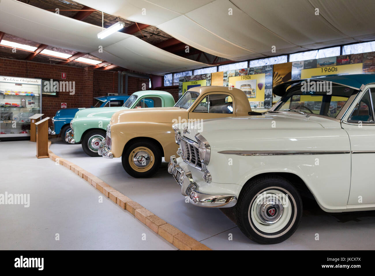 L'Australie, Victoria, Victoria, Echuca, Musée National de Holden, 1960 voitures de l'époque de l'Holden Banque D'Images