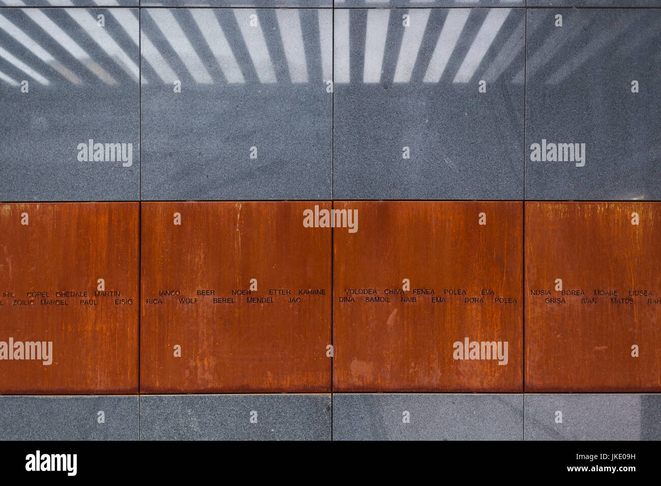 Roumanie, Bucarest, Holocaust Memorial, de l'intérieur d'inscriptions Banque D'Images