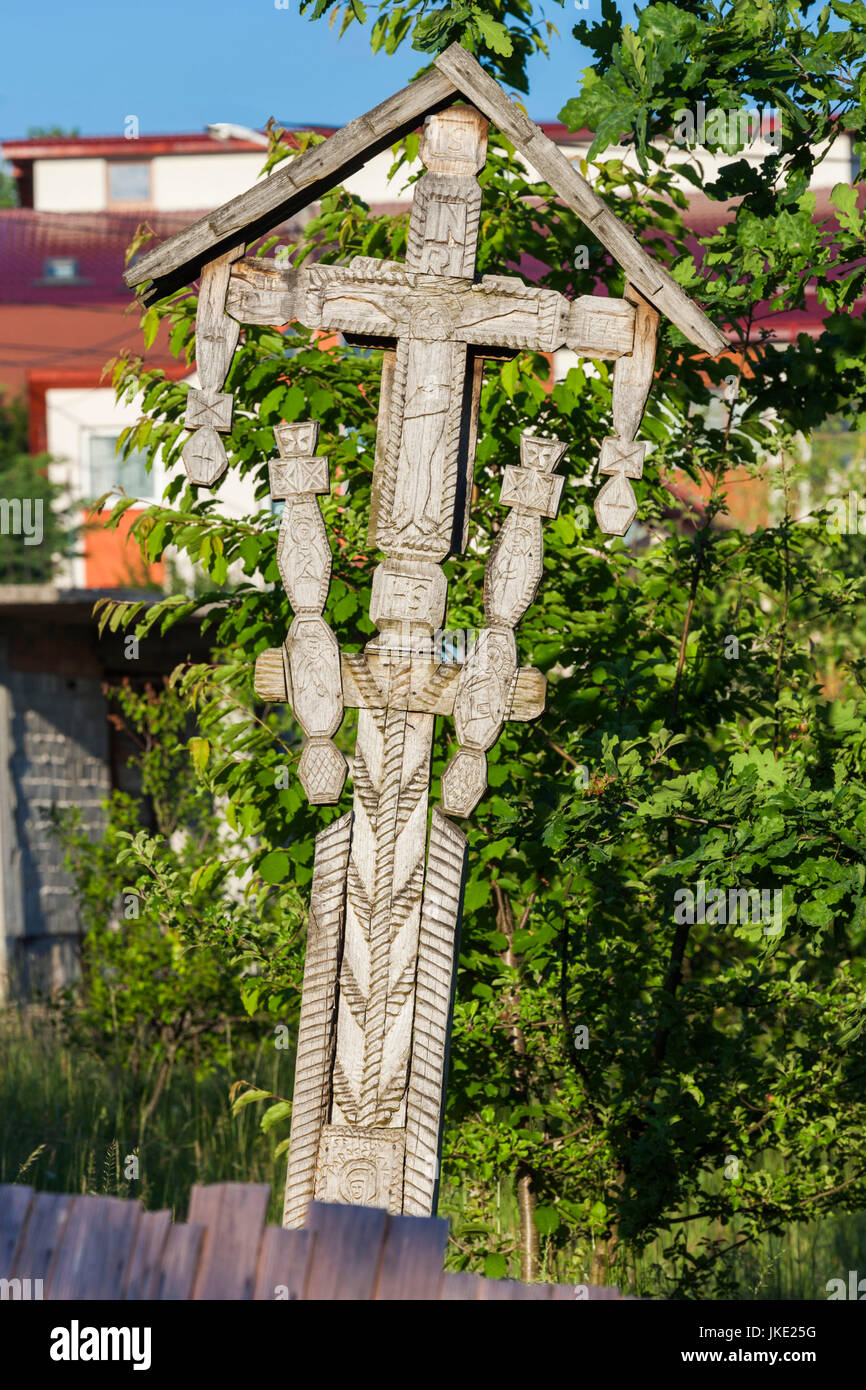 La Roumanie, la Région de Maramures, Baia Mare, village de plein air, exposition de la vie de l'église en bois traditionnel cross Banque D'Images