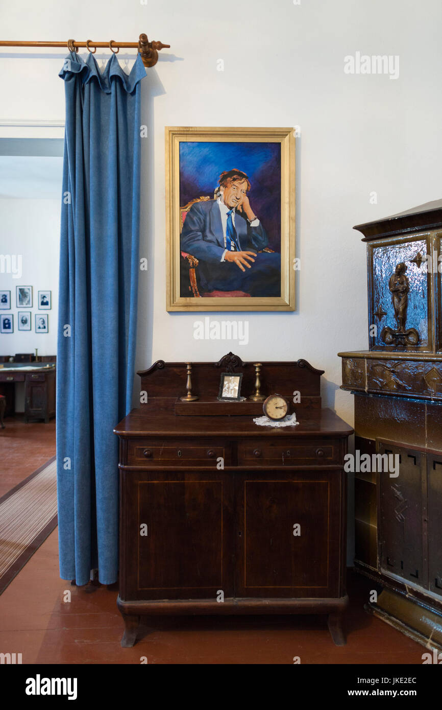 La Roumanie, la Région de Maramures, Sighetu Marmatei, Elie Wiesel's House, ancienne résidence de la lauréate du Prix Nobel de la paix et de l'écrivain de l'Holocauste, Elie Wiesel, portrait Banque D'Images