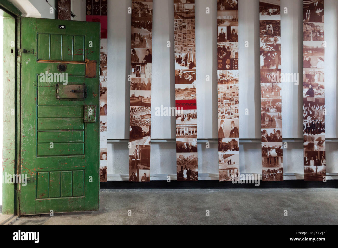 La Roumanie, la Région de Maramures, Sighetu Marmatei, mémorial aux victimes du communisme et de la résistance, installé dans l'ancienne prison politique, porte de la cellule de prison Banque D'Images