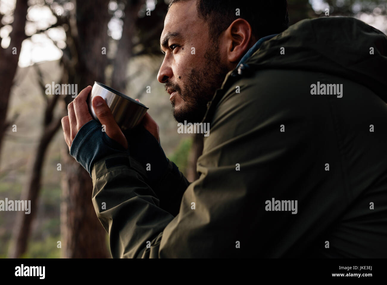 Close up shot of young man drinking hot coffee, Pause pendant la randonnée. Male hiker prendre reste à l'extérieur. Banque D'Images