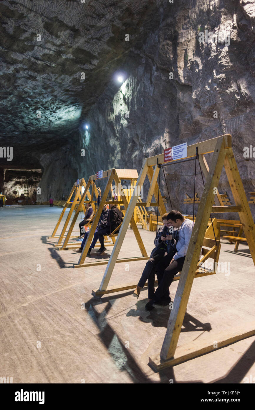 La Roumanie, la Transylvanie, la mine de sel de Praid Praid, couple, en utilisant une connexion Wi-Fi gratuite Banque D'Images