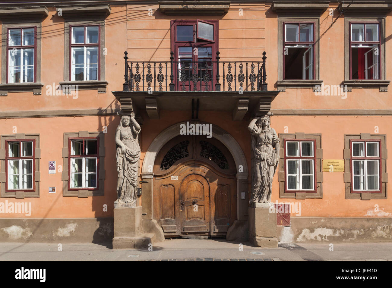 La Roumanie, la Transylvanie, Sibiu, bâtiment avec entrée statue de jeune fille jeune Banque D'Images