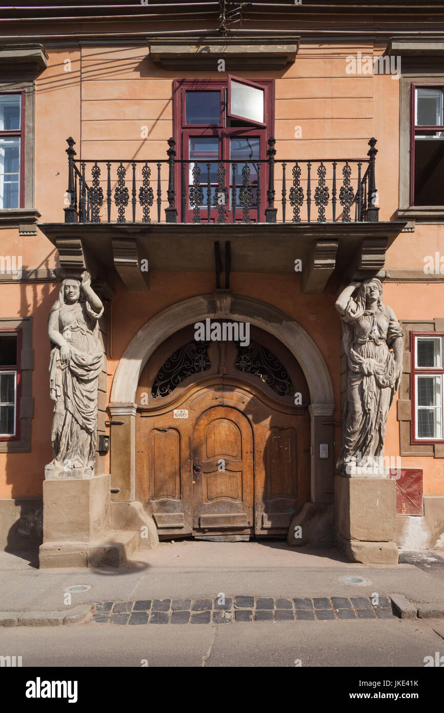 La Roumanie, la Transylvanie, Sibiu, bâtiment avec entrée statue de jeune fille jeune Banque D'Images