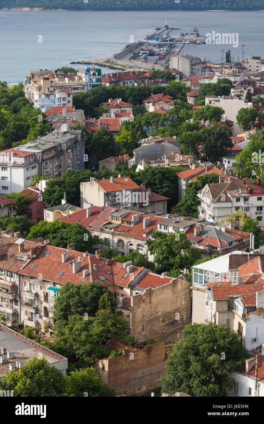 La Bulgarie, la côte de la mer Noire, Varna, augmentation de la ville et vue sur le port, matin Banque D'Images