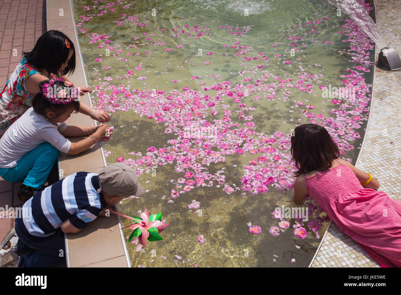 La Bulgarie, montagnes centrales, Kazanlak Kazanlak, Ville Rose Festival, produit 60  % de l'essence de rose, des enfants jouant avec des pétales de rose dans la ville fontaine, NR Banque D'Images