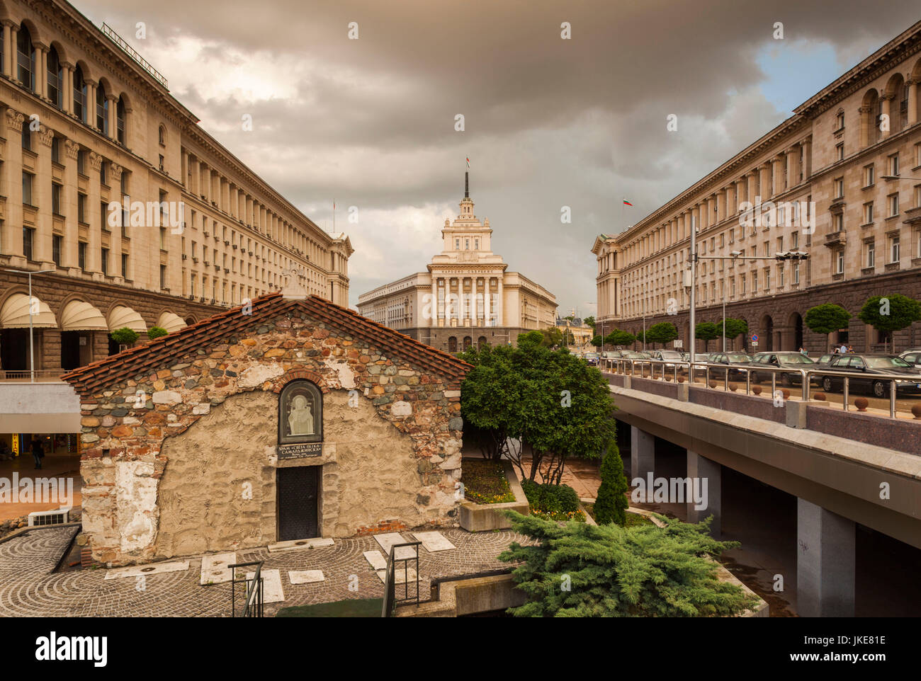 Bulgarie, Sofia, Ploshtad place Nezavisimost, gouvernement bâtiment anciennement siège du Parti communiste bulgare et l'église de Saint Petka Samardzhiiska, 14e siècle Banque D'Images