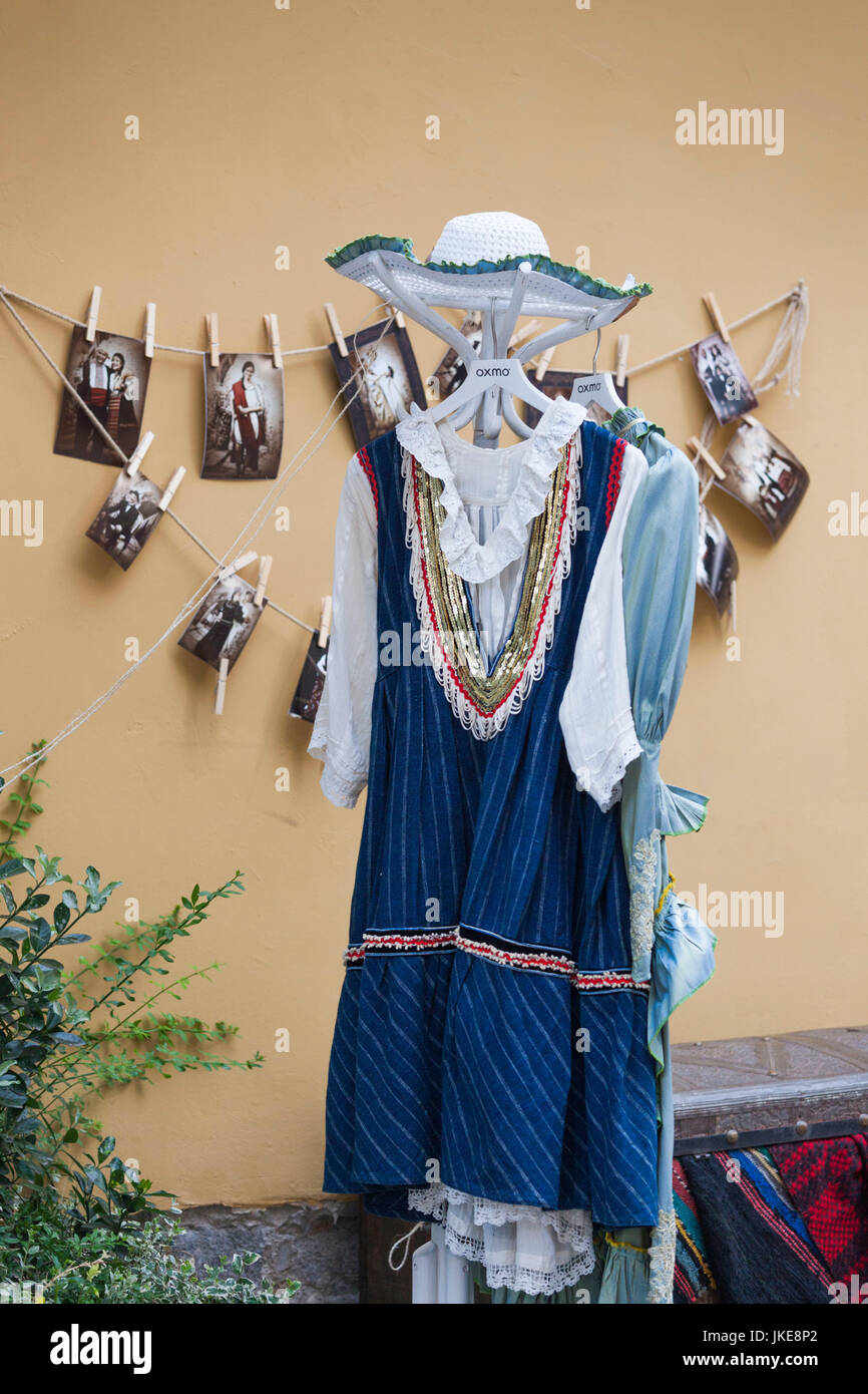 La Bulgarie, le Sud de montagnes, Plovdiv, Plovdiv, vieux costume traditionnel à l'extérieur photo studio Banque D'Images