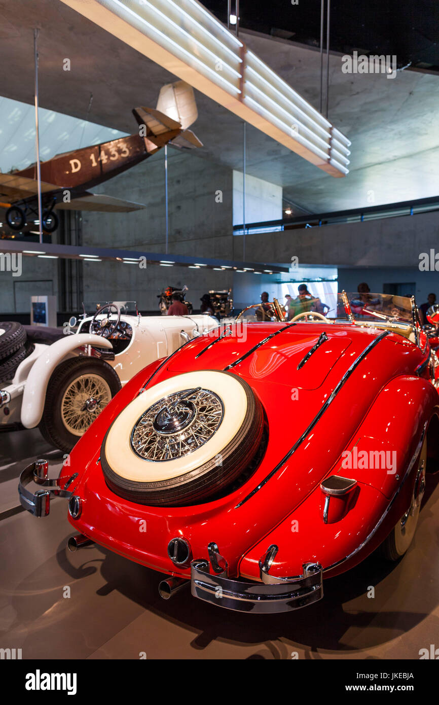 Allemagne, Bade-Wurtemberg, Stuttgart - Untertuerkheim, Mercedes-Benz Museum Building, 1930, de l'ère 540K roadster Banque D'Images Allemagne, Bade-Wurtemberg, Stuttgart - Untertuerkheim, Mercedes-Benz Museum Building, 1930, de l'ère 540K roadster Banque D'Images
