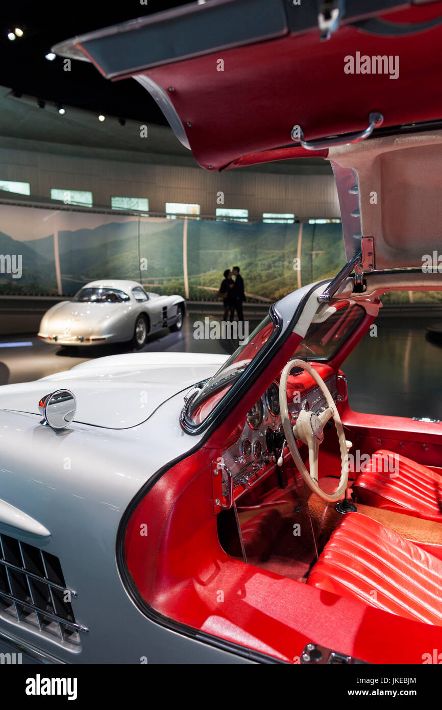 Allemagne, Bade-Wurtemberg, Stuttgart - Untertuerkheim, Mercedes-Benz Museum Building, 1955 300SL Gullwing Coupé Banque D'Images Allemagne, Bade-Wurtemberg, Stuttgart - Untertuerkheim, Mercedes-Benz Museum Building, 1955 300SL Gullwing Coupé Banque D'Images