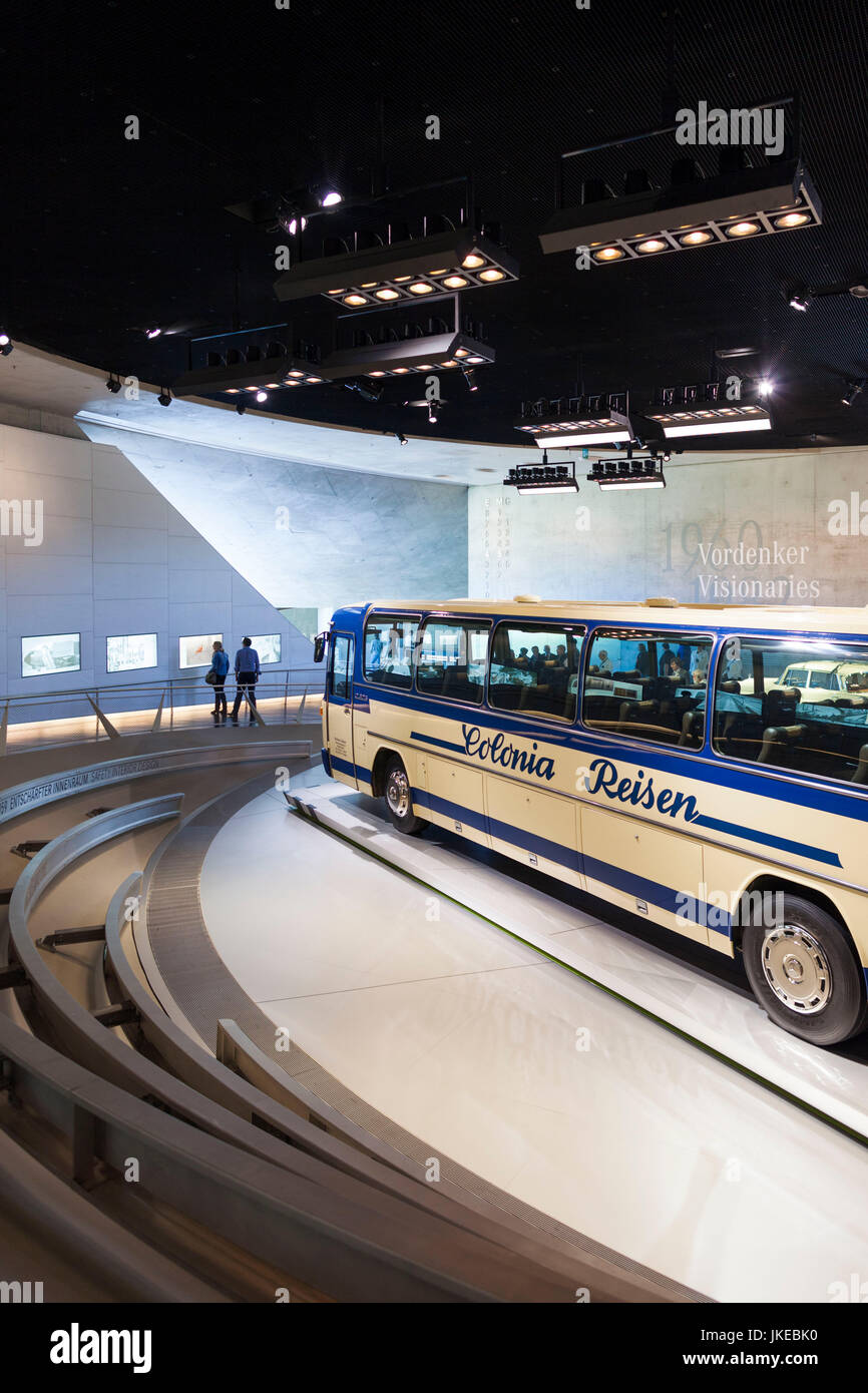 Allemagne, Bade-Wurtemberg, Stuttgart - Untertuerkheim, bâtiment du musée Mercedes-Benz, bus Mercedes Banque D'Images Allemagne, Bade-Wurtemberg, Stuttgart - Untertuerkheim, bâtiment du musée Mercedes-Benz, bus Mercedes Banque D'Images