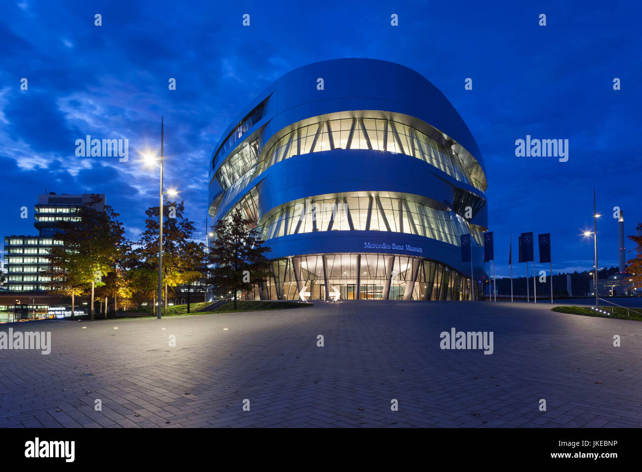 Allemagne, Bade-Wurtemberg, Stuttgart - Untertuerkheim, bâtiment du musée Mercedes-Benz, Dawn Banque D'Images Allemagne, Bade-Wurtemberg, Stuttgart - Untertuerkheim, bâtiment du musée Mercedes-Benz, Dawn Banque D'Images