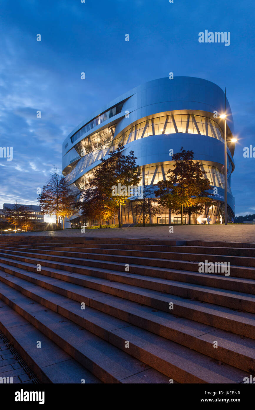 Allemagne, Bade-Wurtemberg, Stuttgart - Untertuerkheim, bâtiment du musée Mercedes-Benz, Dawn Banque D'Images Allemagne, Bade-Wurtemberg, Stuttgart - Untertuerkheim, bâtiment du musée Mercedes-Benz, Dawn Banque D'Images