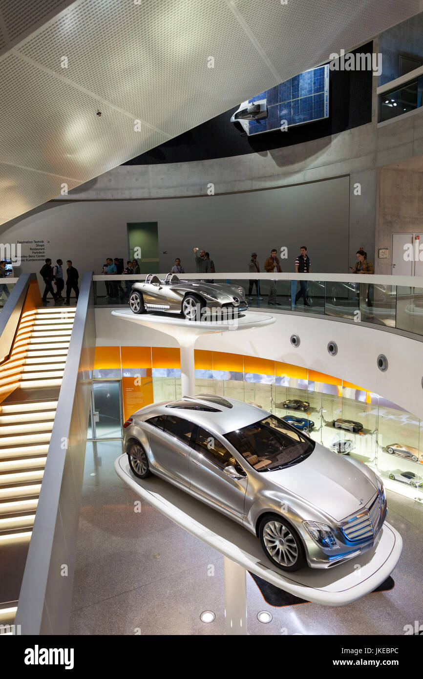 Allemagne, Bade-Wurtemberg, Stuttgart - Untertuerkheim, bâtiment du musée Mercedes-Benz, galerie de voitures d'exposition expérimentale Banque D'Images