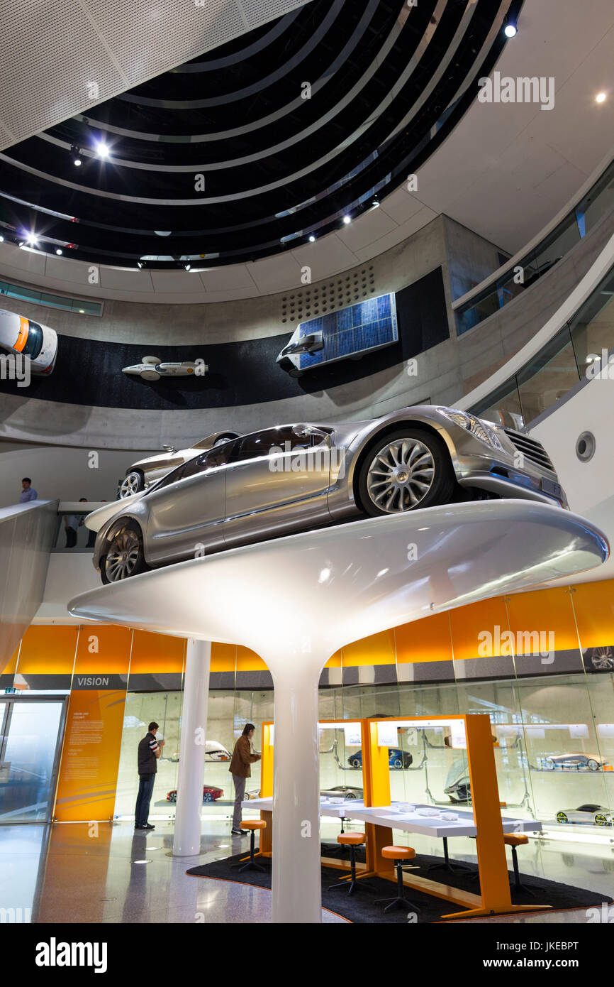 Allemagne, Bade-Wurtemberg, Stuttgart - Untertuerkheim, bâtiment du musée Mercedes-Benz, galerie de voitures d'exposition expérimentale Banque D'Images
