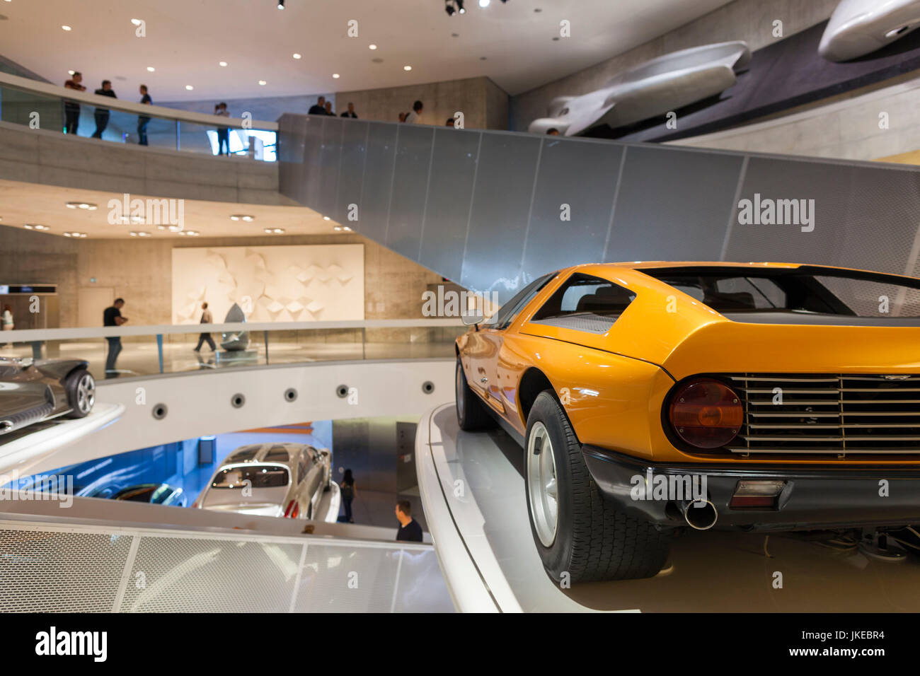 Allemagne, Bade-Wurtemberg, Stuttgart - Untertuerkheim, bâtiment du musée Mercedes-Benz, galerie de voitures d'exposition expérimentale Banque D'Images Allemagne, Bade-Wurtemberg, Stuttgart - Untertuerkheim, bâtiment du musée Mercedes-Benz, galerie de voitures d'exposition expérimentale Banque D'Images