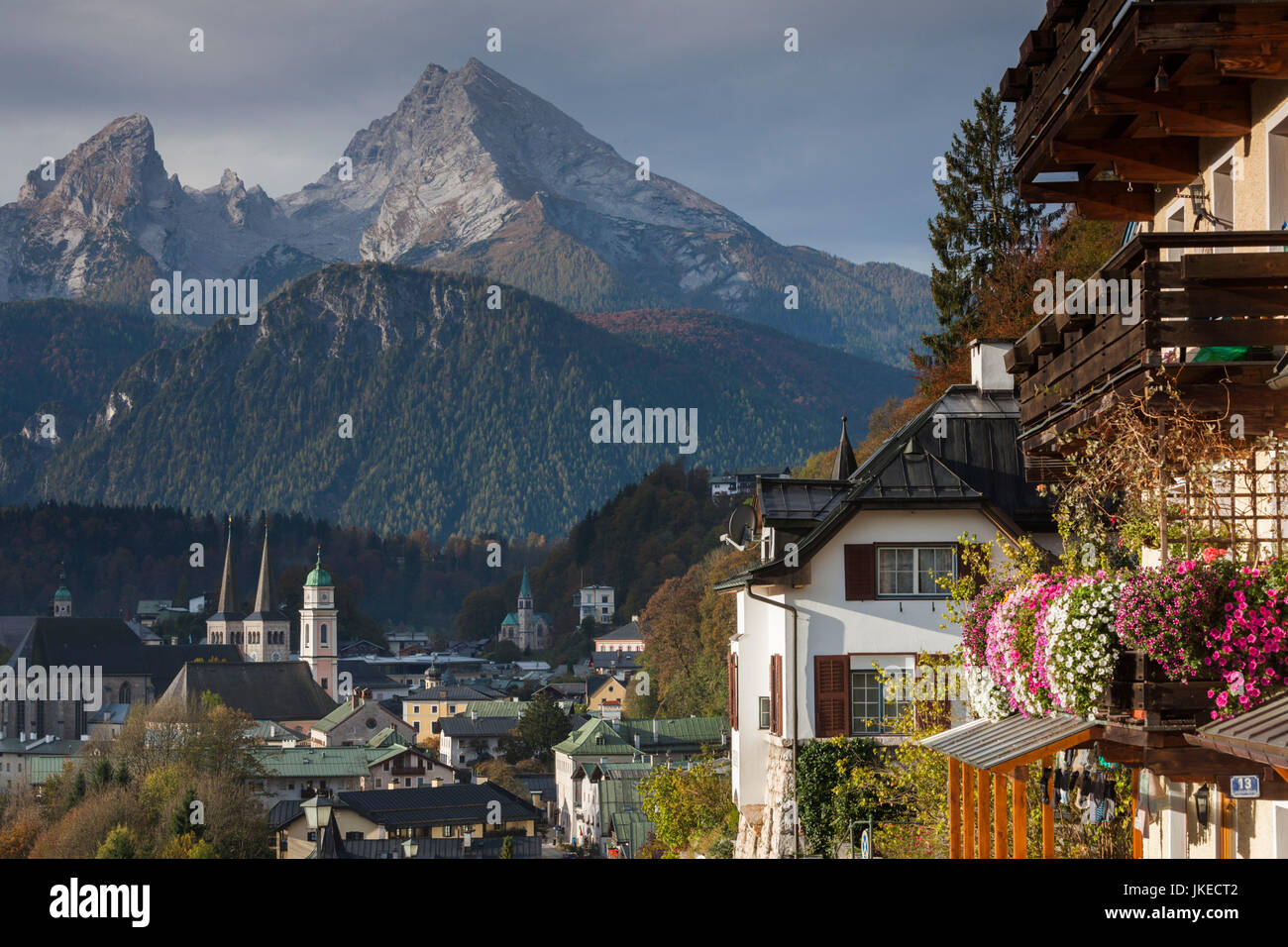 Germany, Bavaria, Berchtesgaden, augmentation de la ville avec vue sur la montagne Watzmann (el. 2713 mètres) Banque D'Images