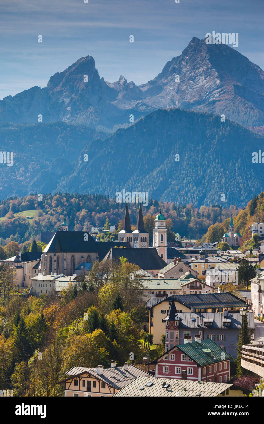 Germany, Bavaria, Berchtesgaden, augmentation de la ville avec vue sur la montagne Watzmann (el. 2713 mètres) Banque D'Images