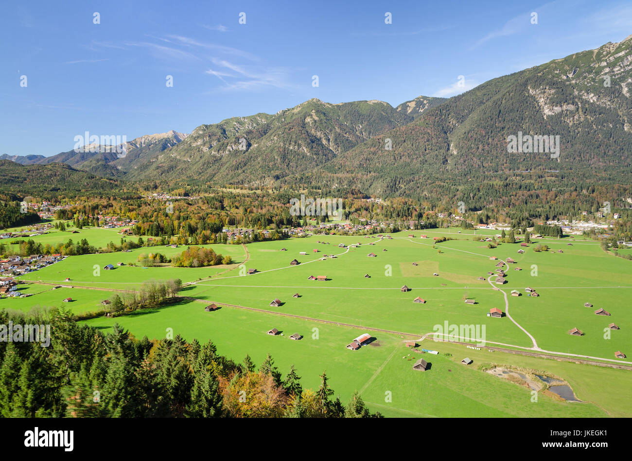 Vue aérienne de Alpine valley bavaroise avec des pâturages verts dans la région de Garmisch-Partenkirchen Banque D'Images