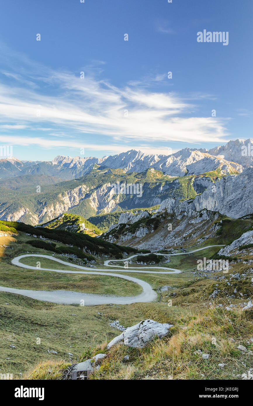 L'automne bavarois paysage alpin avec sentier de montagne sinueuses pour la randonnée. Stock photo verticale. Banque D'Images