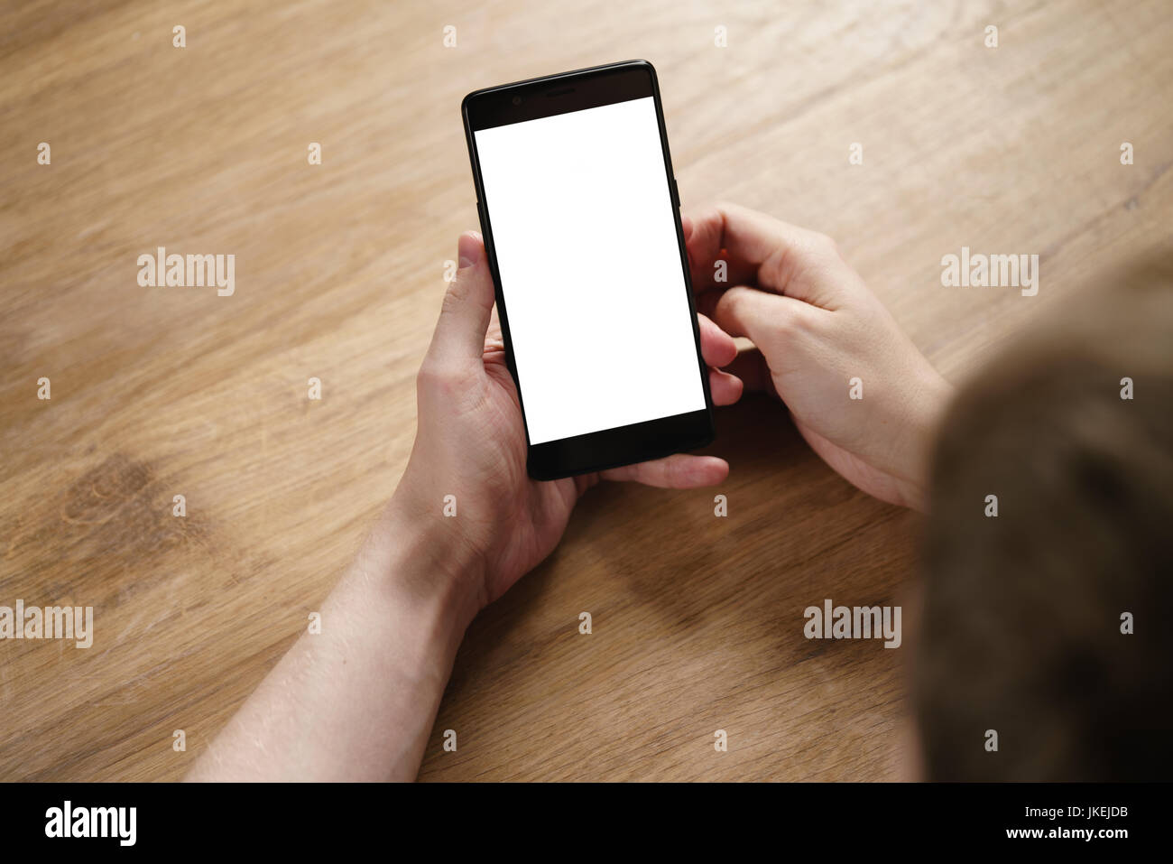 Jeune homme hands holding Smartphone avec écran blanc Banque D'Images