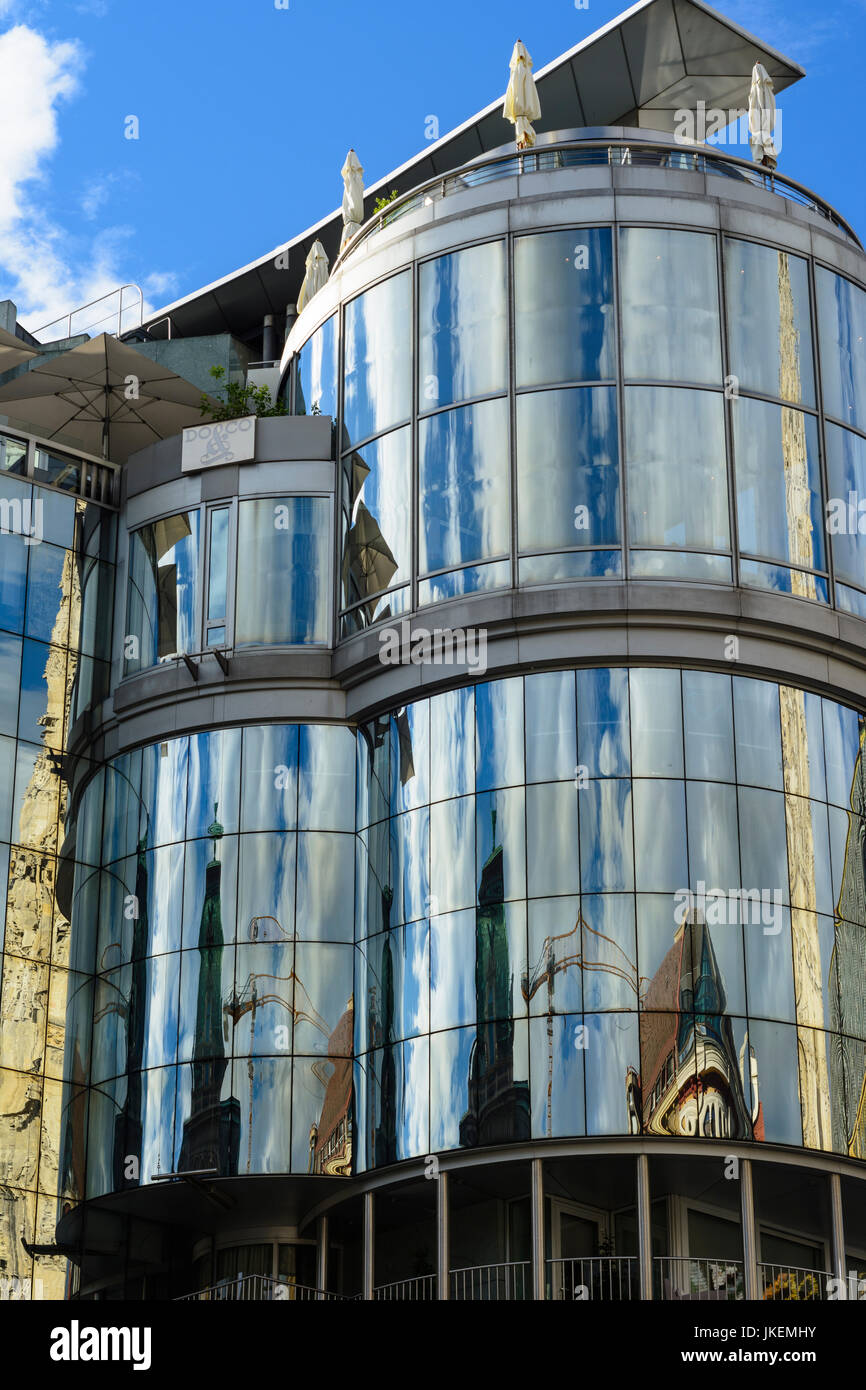 Stephansdom (St. La Cathédrale Saint-Étienne) miroir dans maison Haas, Wien, Vienne, 01. Vieille Ville, Wien, Autriche Banque D'Images