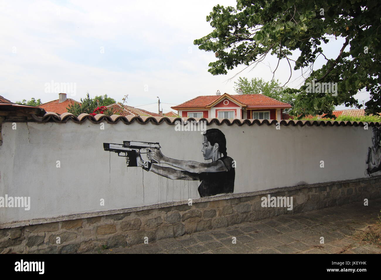 Piriankov Ventsislav artiste a transformé un Village bulgare dans une toile de visages célèbres. Le village de Staro Zhelezare abrite un projet qui se compose de bâtiments autour de la ville de graffiti peint avec des gens célèbres dans le monde entier. Visages peints : personnalités telles que Vladimir Poutine, le Pape François, Fidel Castro, Staline, la reine Elizabeth II, Barack Obama, Angela Merkel, Angelina Jolie et Margaret Thatcher. Doté d''atmosphère : où : Staro Zhelezare, Bulgarie Quand : 22 Juin 2017 : Impact de crédit Presse Groupe/WENN.com Banque D'Images