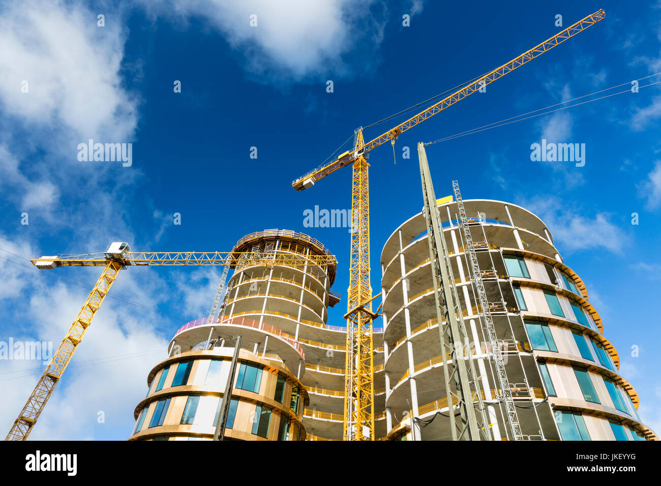 Axel Tours à Vesterbrogade en construction à Copenhague, Danemark avec ciel bleu profond et quelques grues. Banque D'Images