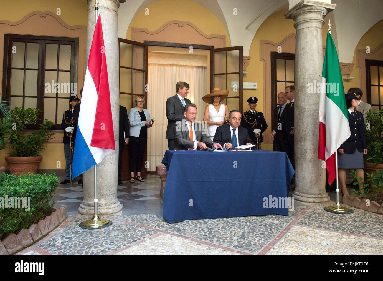 Staatsbezoek van Koning en Koningin aan de Republiek 42 - dag 2 - Contraprestatie /// Visite d'Etat du Roi et de la Reine de la République d'Italie - Jour 2 - Palerme op de foto / Sur la photo : Koning Willem Alexander en Moningin Maxima hebben een ontmoeting Président Parlement en Siciliaans bezoek aan Chapelle Palatine dans de Palazzo Reale Le Roi Willem Alexander et la Reine Maxima rencontrer le Président Parlement sicilien et visite Chapelle Palatine dans le palais royal où : Rome, Italie Quand : 21 Oct 2017 Source : WENN.com **Uniquement disponible pour publication au Royaume-Uni, USA, Allemagne, Autriche, Suisse** Banque D'Images