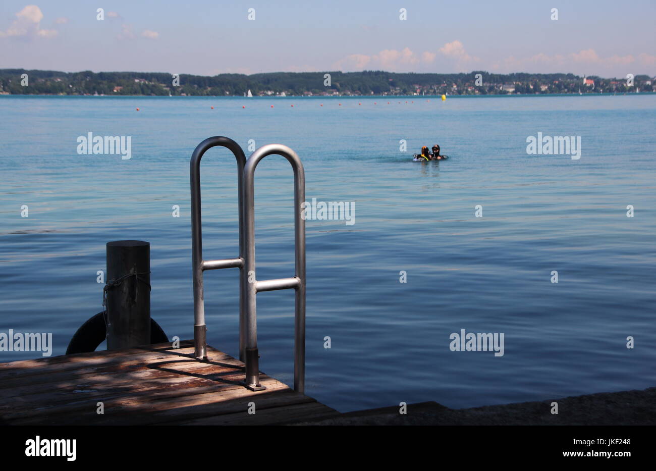 Svimmers Pier avec de l'acier et les plongeurs de l'échelle en arrière-plan Banque D'Images