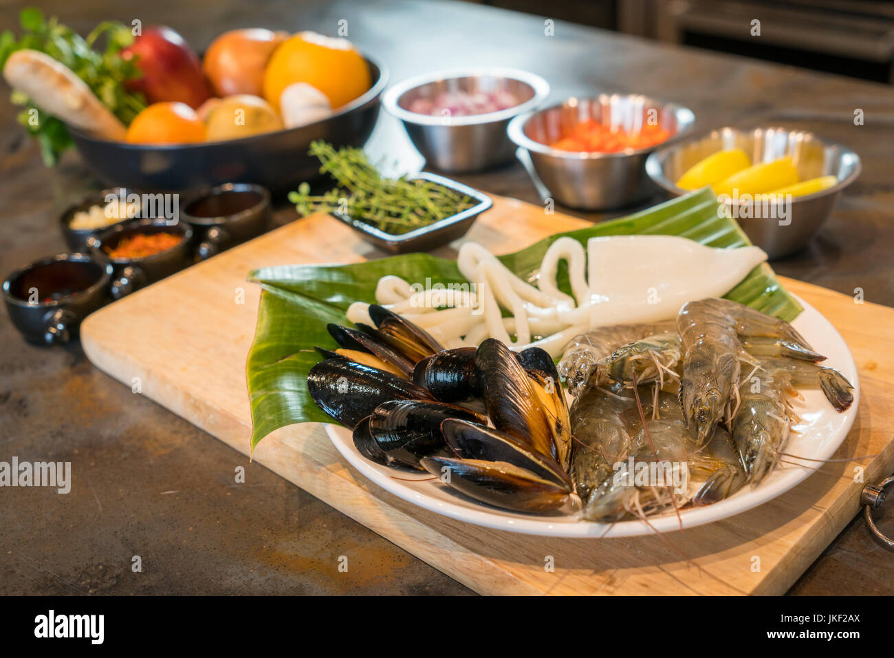 Les fruits de mer crus sur la plaque avec des fruits et légumes, aliments sains, palourdes, crevettes calmar. Banque D'Images