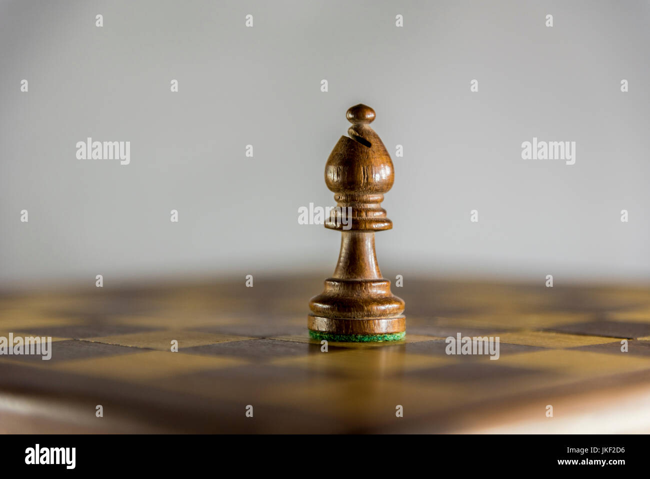 Jeu d'échecs ou de pièces d'échecs avec fond blanc Banque D'Images