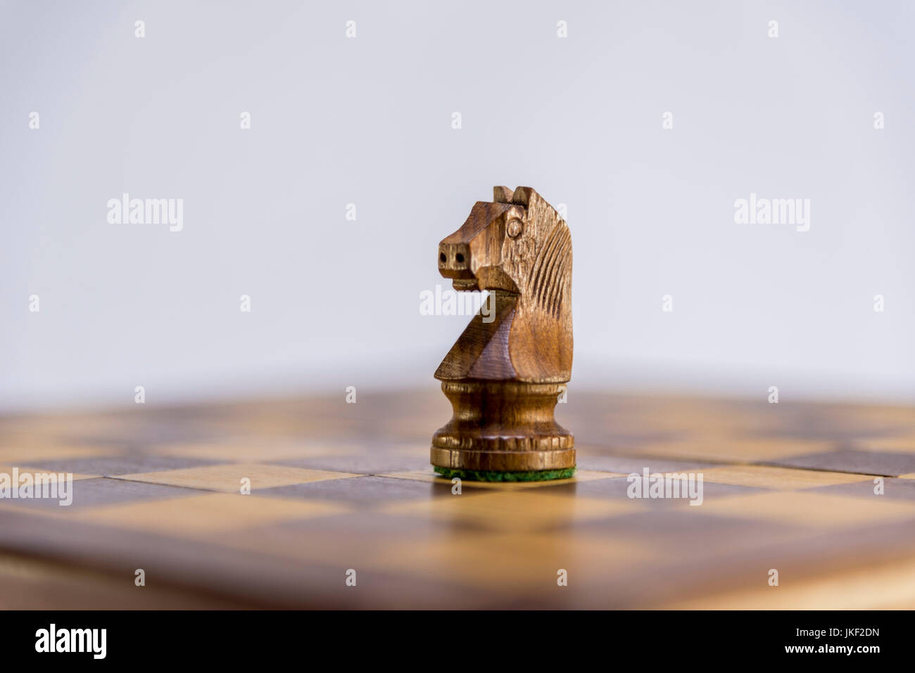 Jeu d'échecs ou de pièces d'échecs avec fond blanc Banque D'Images