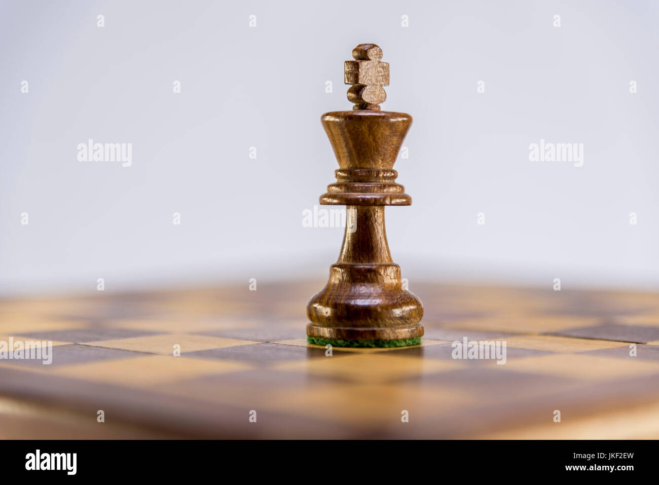 Jeu d'échecs ou de pièces d'échecs avec fond blanc Banque D'Images