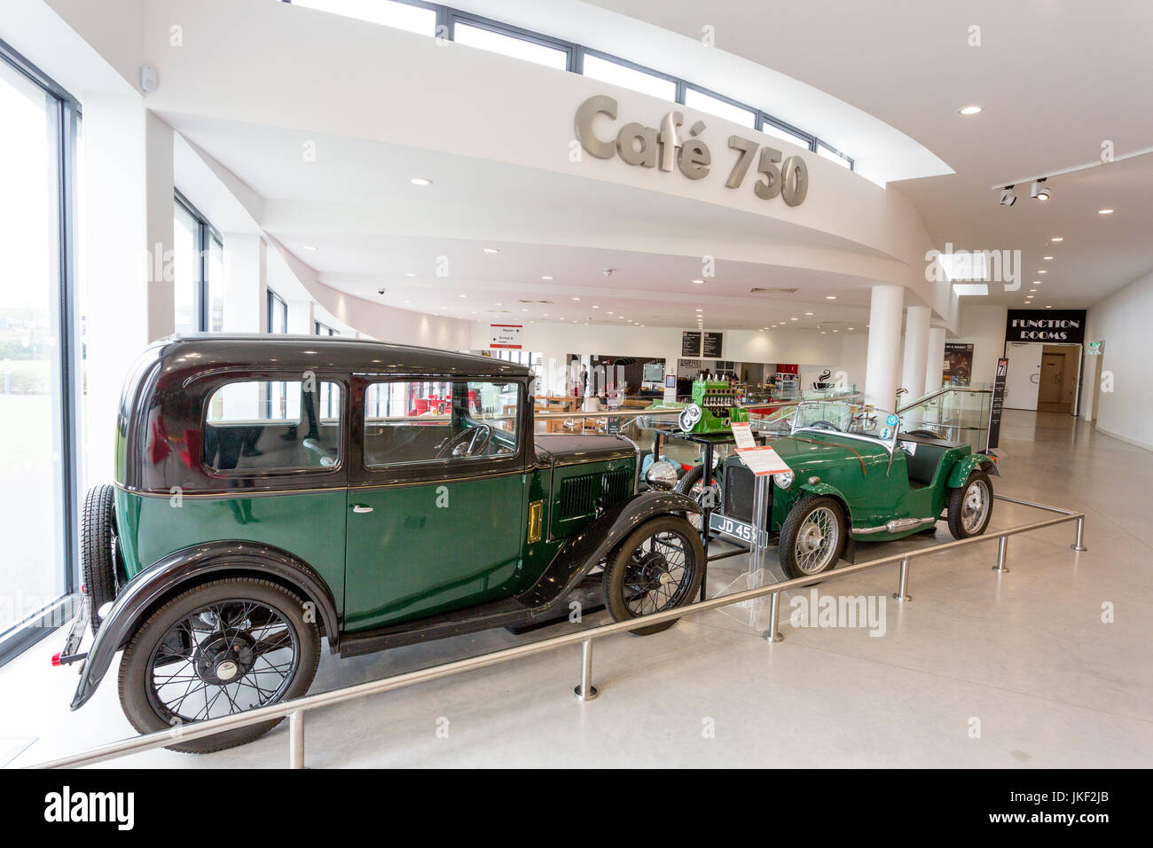 Vintage Austin 7 Berline (1934) et Austin 7 Special (1931) dans le hall d'entrée à Haynes International Motor Museum, Sparkford, Somerset, England, UK Banque D'Images