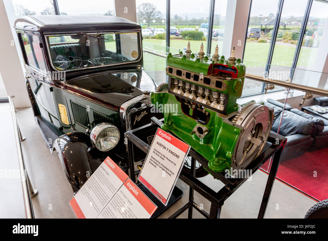 Vintage Austin 7 Berline (1934) et Austin 7 coupure moteur dans le hall d'entrée à Haynes International Motor Museum, Sparkford, Somerset, England, U Banque D'Images