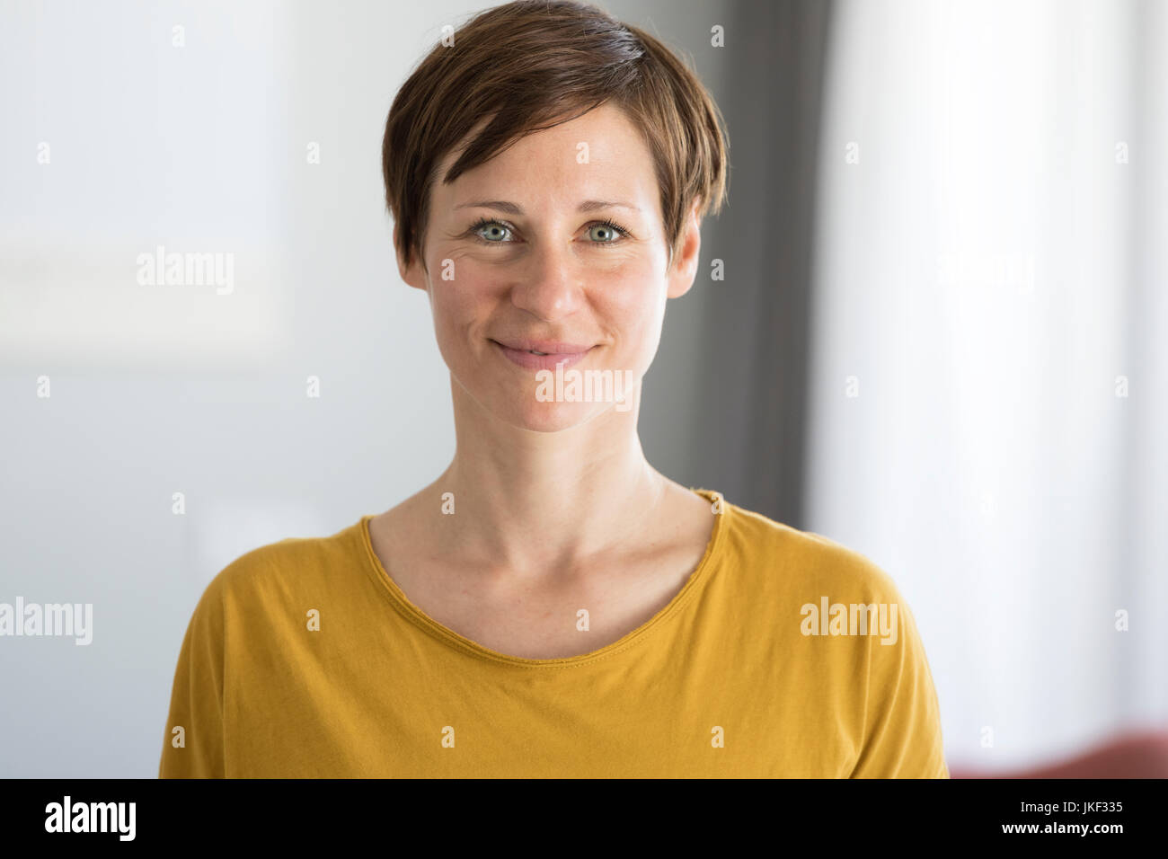 Portrait of smiling woman sweat jaune Banque D'Images