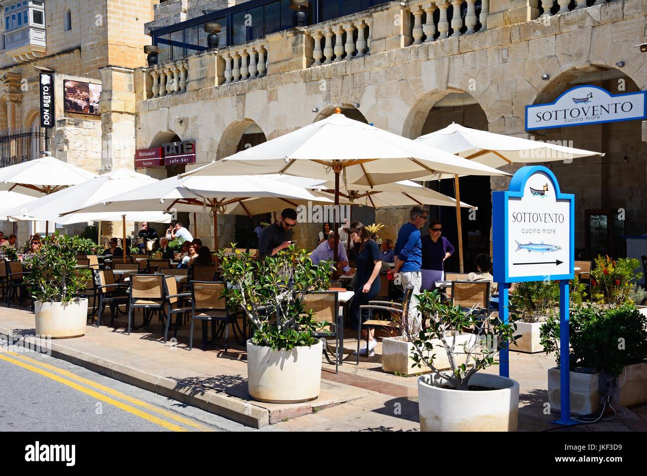 Les touristes à la détente de la chaussée Sottovento cafe le long du front de mer, Mdina, Malte, l'Europe. Banque D'Images