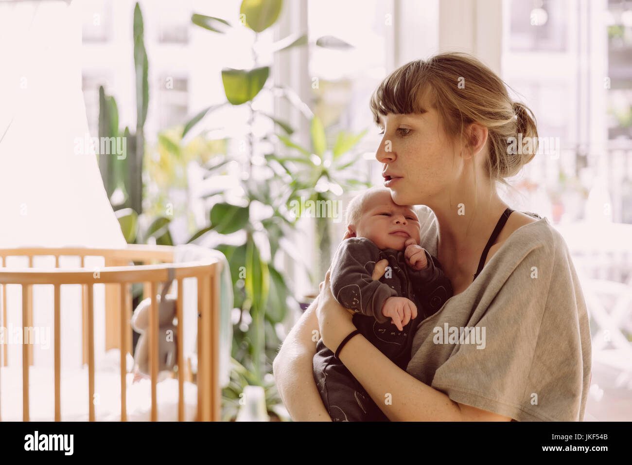 Mère et apaisant la réconforter bébé nouveau-né garçon à la maison Banque D'Images